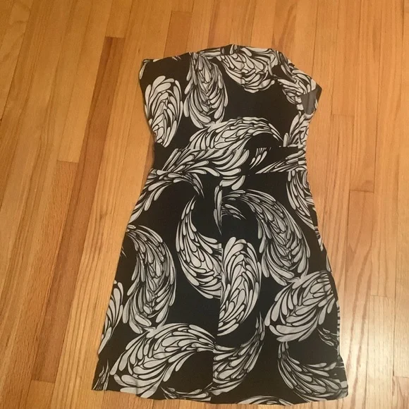 Beautiful short dress - Picture 3 of 3